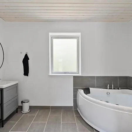 3 Bedroom Gorgeous In Holiday home *