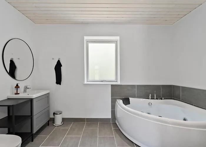 3 Bedroom Gorgeous In Semesterbostad *