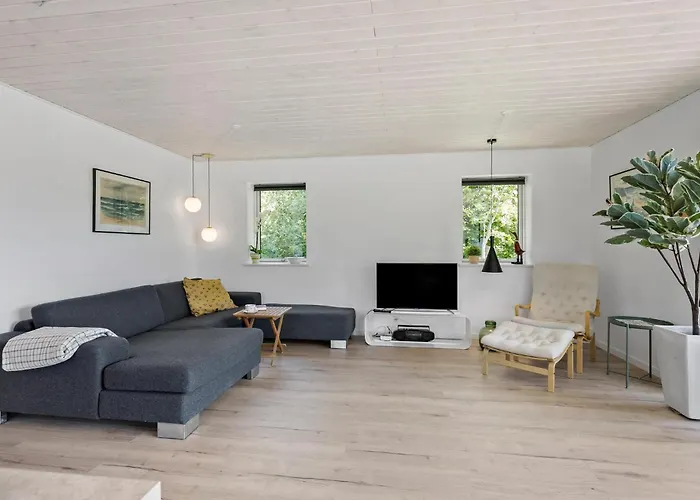 3 Bedroom Gorgeous In Semesterbostad *