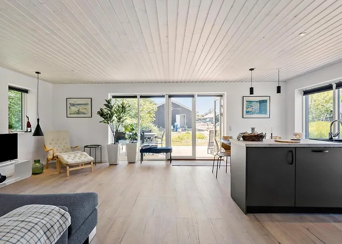 3 Bedroom Gorgeous In Semesterbostad